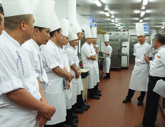 深圳蛇口希尔顿南海酒店厨师与新加坡泰新名厨食材交流
