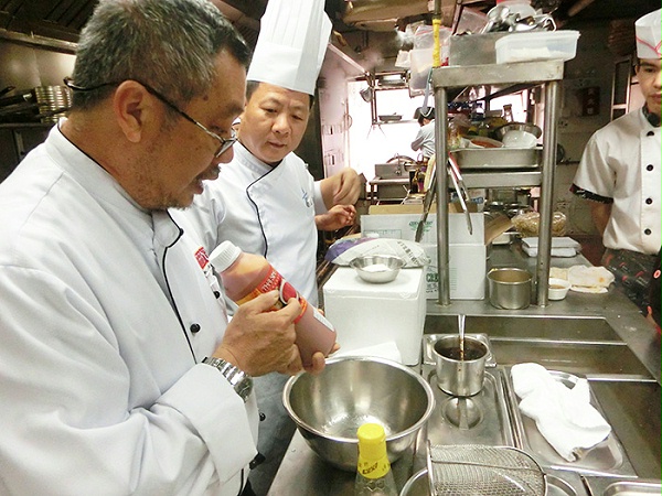 深圳格兰云天大酒店总厨与新加坡泰新名厨现场交流