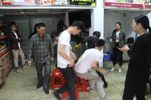 生日趴游戏现场