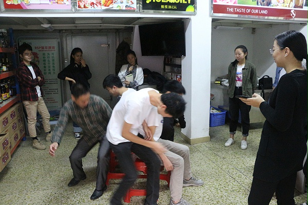 生日趴游戏现场