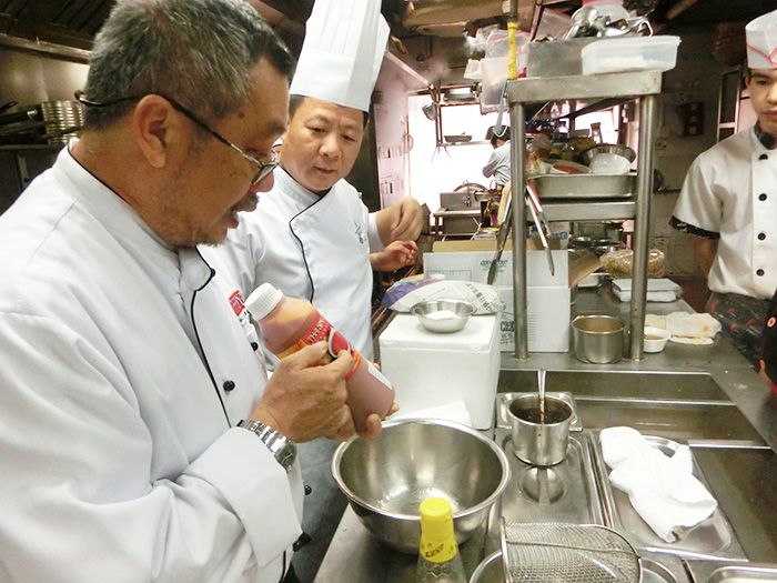 深圳格兰云天大酒店总厨与新加坡泰新名厨现场交流