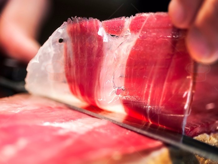 为何西班牙火腿讲究现切现吃？关键在于口感