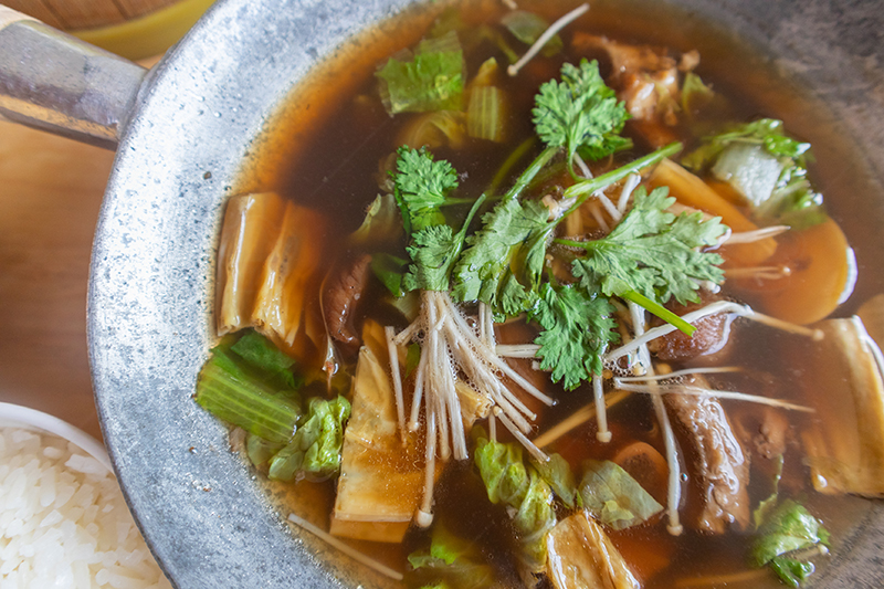 来一碗美味的肉骨茶，品味东南亚风土人情